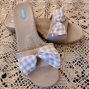 NWOT OKA  b tan sandals  size Large